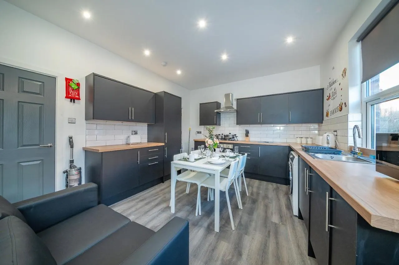 *Ra12S* For Your Most Relaxed & Cosy Stay + Free Parking + Free Fast Wifi * Leeds  Habitación en casa particular